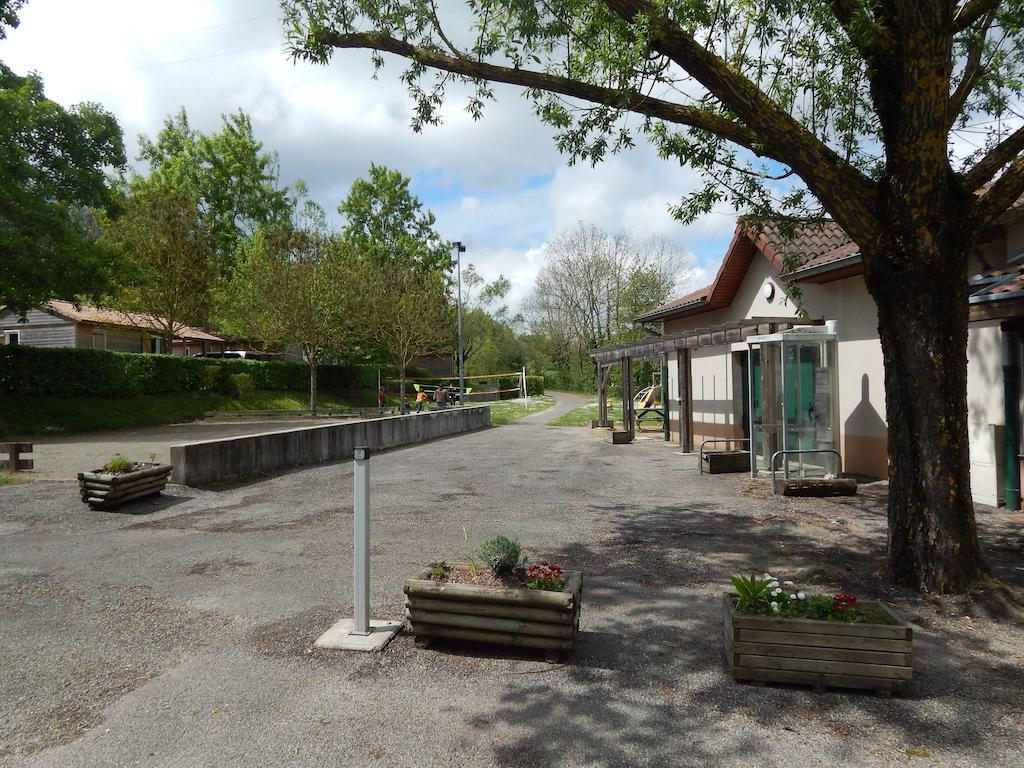 Camping Du Moulin Hotell Meyrieu-les-Etangs Exteriör bild
