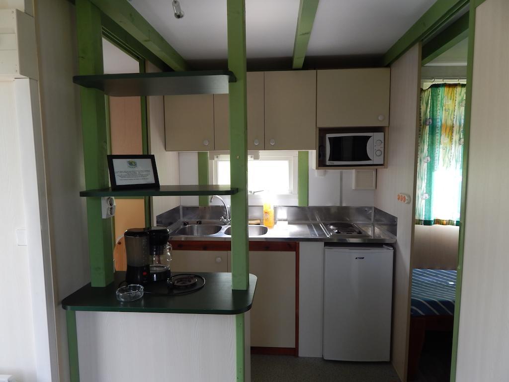 Camping Du Moulin Hotell Meyrieu-les-Etangs Rum bild